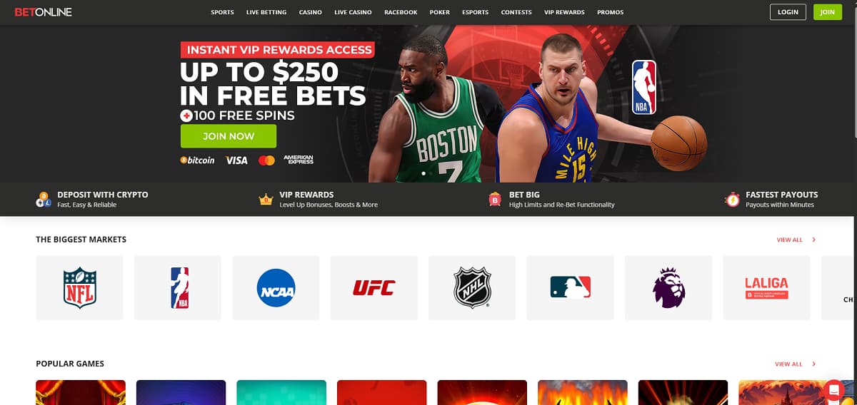 BetOnline Startseite mit Banner, das VIP-Rewards-Zugang, bis zu 250 US$ Gratiswetten und 100 Freispiele bewirbt. Navigation umfasst Sport, Live-Wetten, Casino, Poker und Esports. Bereich „The Biggest Markets“ zeigt Logos großer Ligen wie NFL, NBA, UFC und Premier League.